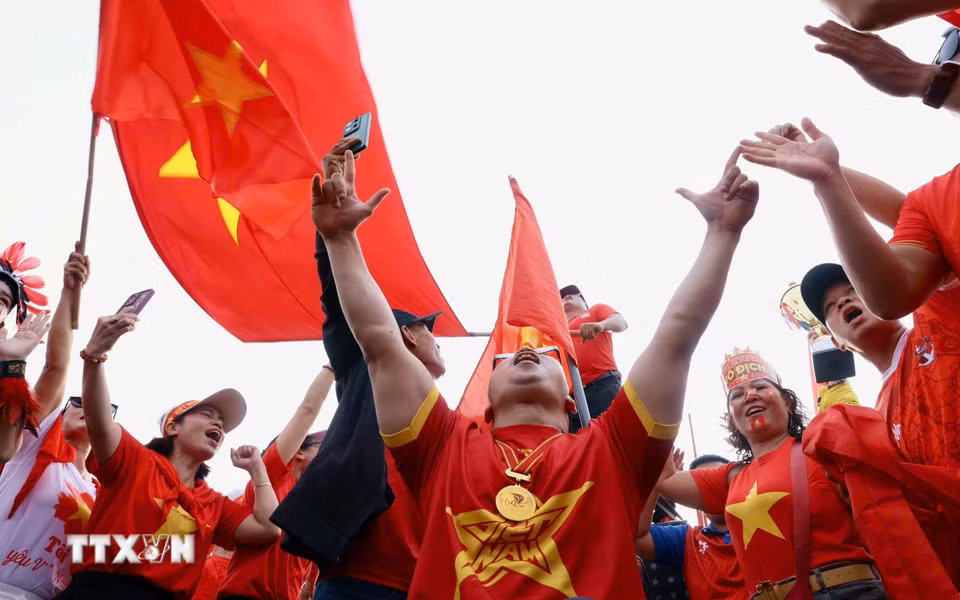 Các cổ động viên ngoài sân Mỹ Đình trước trận chung kết ASEAN Cup 2026 lượt về Việt Nam-Thái Lan. (Ảnh: Quốc Khánh/TTXVN)