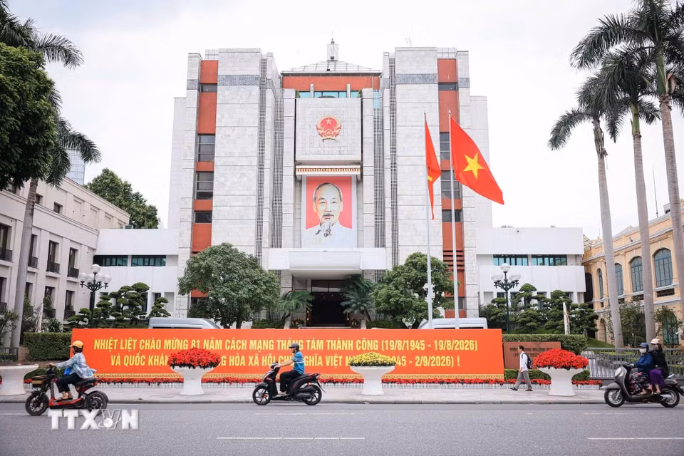Băng rôn cỡ cực lớn được bố trí trước Trụ sở Hội đồng Nhân dân, Ủy ban Nhân dân Thành phố Hà Nội chào mừng kỷ niệm 81 năm Cách mạng Tháng Tám thành công (19/8/1945-19/8/2026) và Quốc khánh nước Cộng hòa xã hội chủ nghĩa Việt Nam (2/9/1945-2/9/2026). (Ảnh: Hoàng Hiếu/TTXVN)