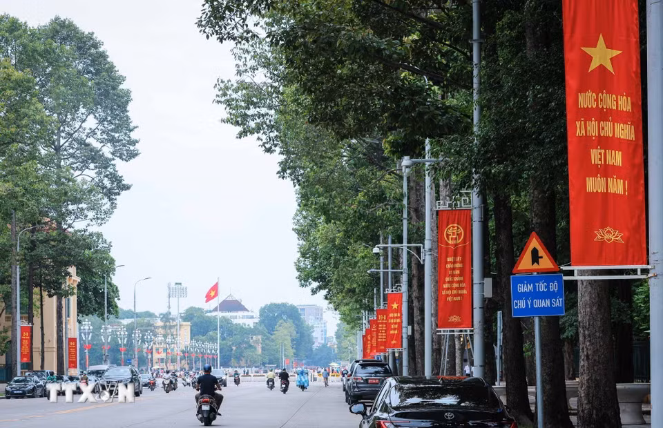 Đường Độc Lập rực rỡ băng rôn, cờ chào mừng 81 năm Cách mạng Tháng Tám thành công và Quốc khánh (2/9/1945-2/9/2026). (Ảnh: Hoàng Hiếu/TTXVN)