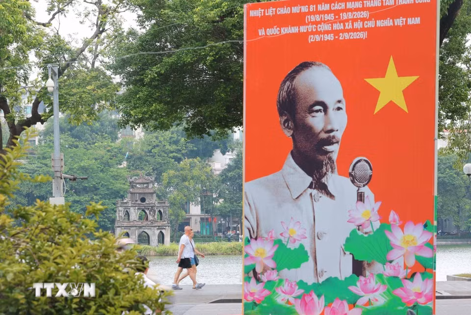 Nhiều cụm pano cỡ lớn được đặt ở những vị trí trang trọng xung quanh Hồ Gươm, chào mừng kỷ niệm 81 năm Quốc khánh (2/9/1945-2/9/2026). (Ảnh: Hoàng Hiếu/TTXVN)
