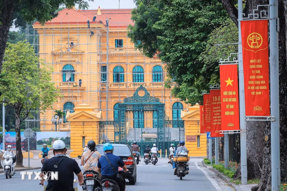 Băng rôn rực rỡ chào mừng 81 năm Cách mạng Tháng Tám thành công và Quốc khánh (2/9/1945-2/9/2026) trên đường Hoàng Văn Thụ. (Ảnh: Hoàng Hiếu/TTXVN)