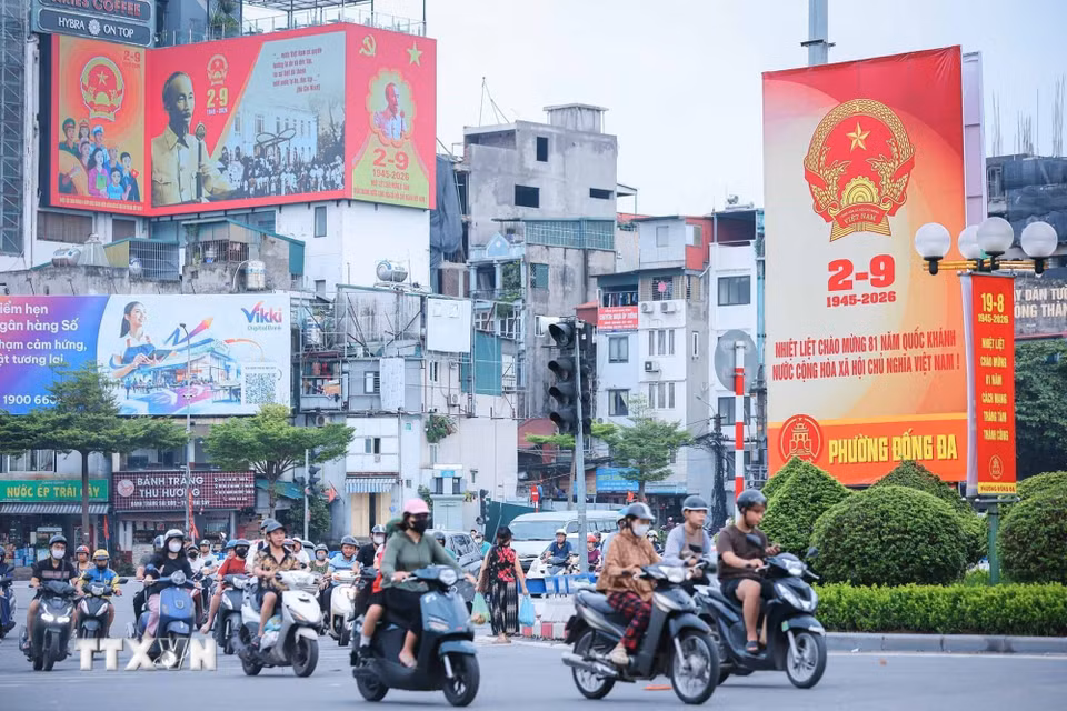 Tại ngã 6 Ô Chợ Dừa, pano cỡ lớn được đặt trang trọng chào mừng 81 năm Quốc khánh nước Cộng hòa xã hội chủ nghĩa Việt Nam (2/9/1945-2/9/2026). (Ảnh: Hoàng Hiếu/TTXVN)