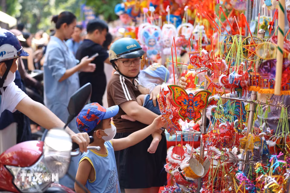Trẻ được lựa chọn những món đồ chơi yêu thích làm quà Tết Trung Thu. (Ảnh: Thanh Tùng/TTXVN)