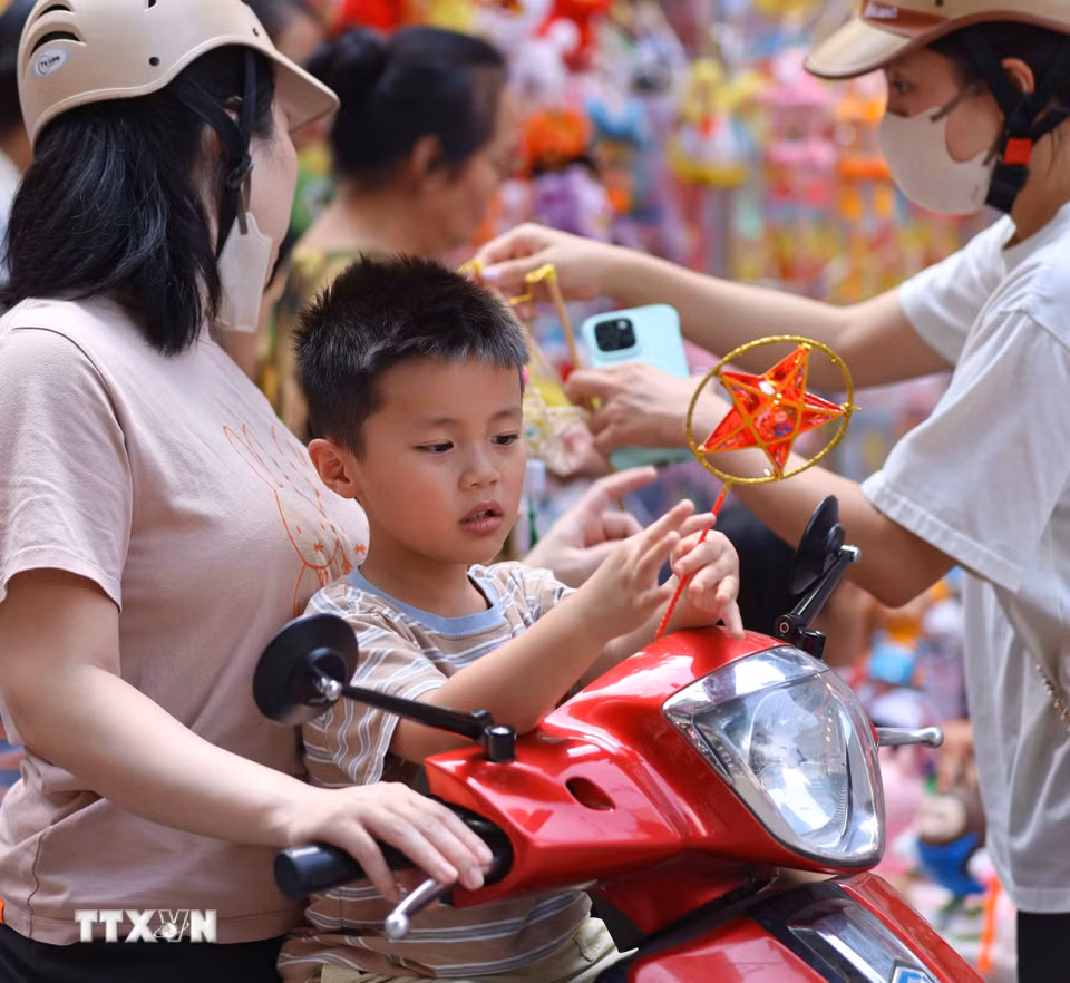 Những món đồ chơi truyền thống được các bé yêu thích. (Ảnh: Thanh Tùng/TTXVN)