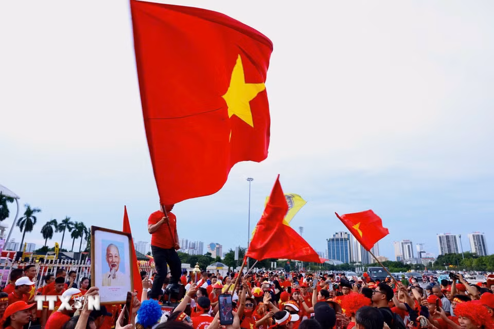 Các cổ động viên ngoài sân Mỹ Đình trước trận chung kết ASEAN Cup 2026 lượt về Việt Nam-Thái Lan. (Ảnh: Quốc Khánh/TTXVN)
