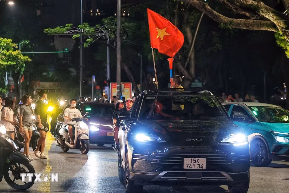 Người dân đổ ra đường ăn mừng chiến thắng của đội tuyển Việt Nam. (Ảnh: Phạm Tuấn Anh/TTXVN)