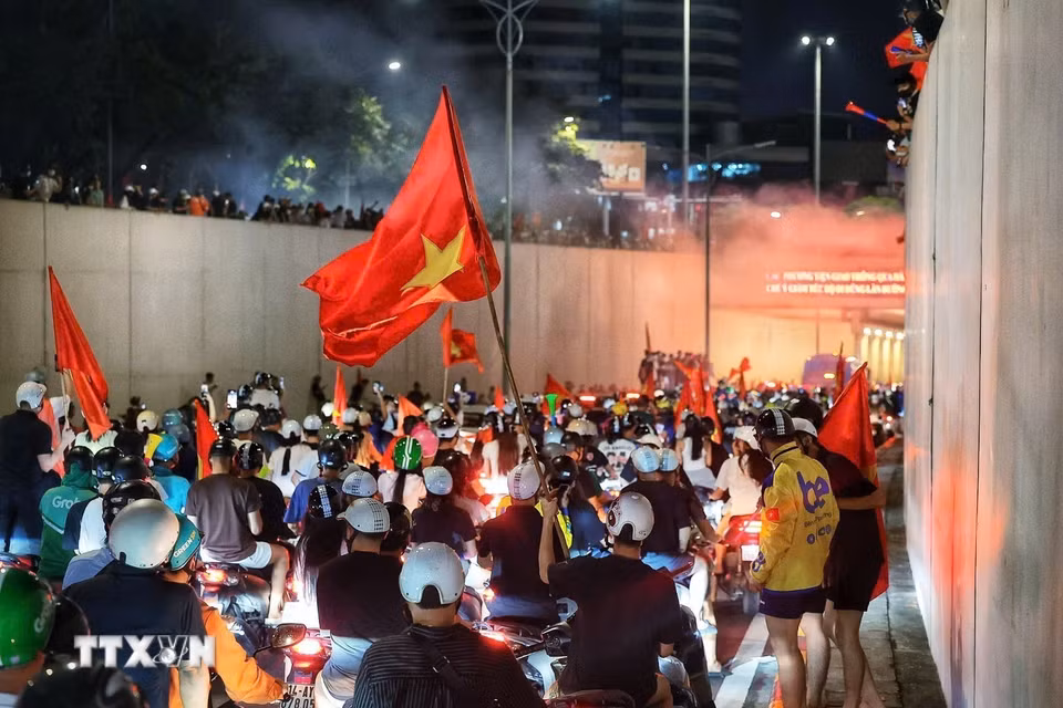 Người dân Hà Nội ăn mừng chiến thắng của đội tuyển Việt Nam. (Ảnh: Phạm Tuấn Anh/TTXVN)