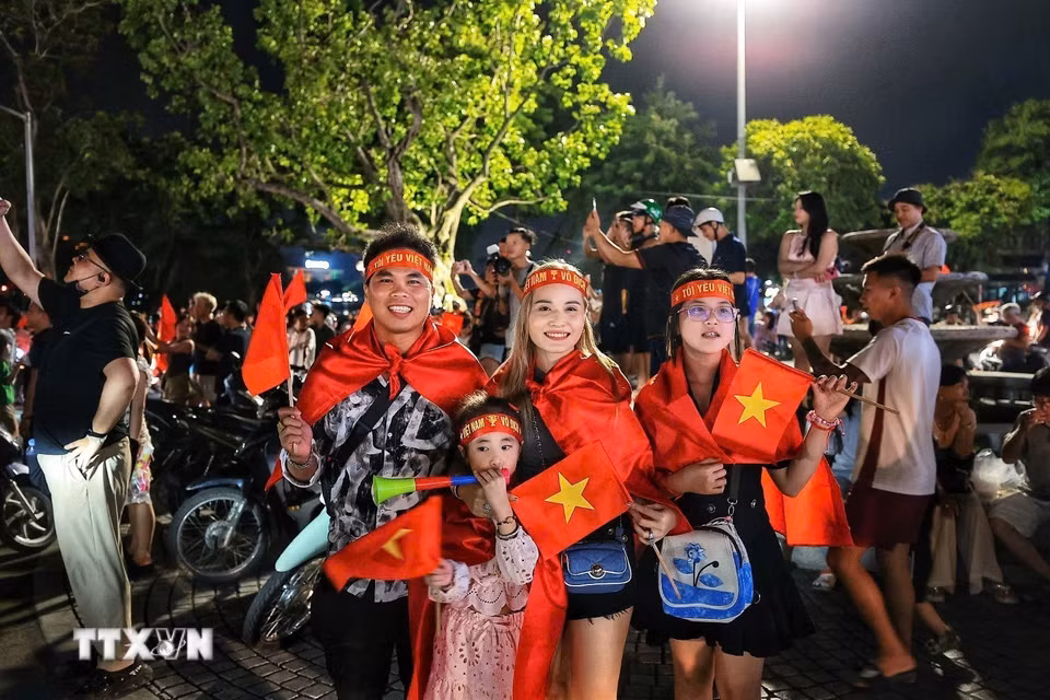 Người dân Thủ đô hòa trong niềm vui chiến thắng của đội tuyển Việt Nam. (Ảnh: Lê Đông/TTXVN)