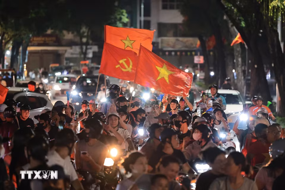 Người dân Thủ đô hòa trong niềm vui chiến thắng của đội tuyển Việt Nam. (Ảnh: Lê Đông/TTXVN)