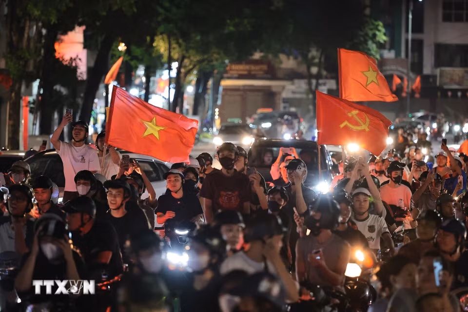 Người dân Thủ đô hòa trong niềm vui chiến thắng của đội tuyển Việt Nam. (Ảnh: Lê Đông/TTXVN)