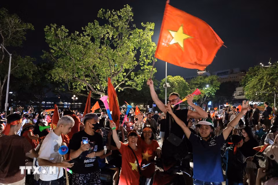 Người dân Thủ đô hòa trong niềm vui chiến thắng của đội tuyển Việt Nam. (Ảnh: Lê Đông/TTXVN)