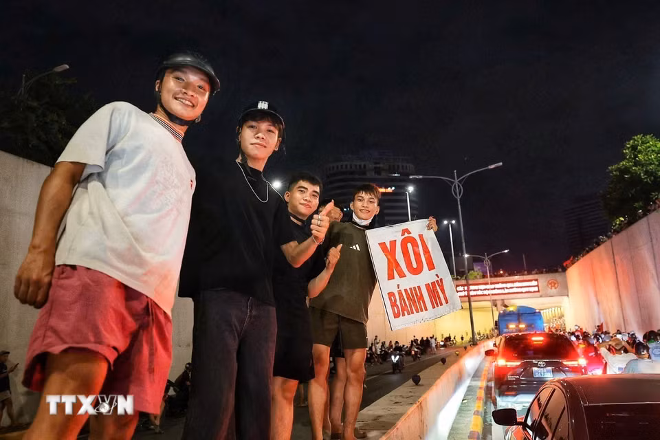 Người dân Hà Nội ăn mừng chiến thắng của đội tuyển Việt Nam. (Ảnh: Phạm Tuấn Anh/TTXVN)
