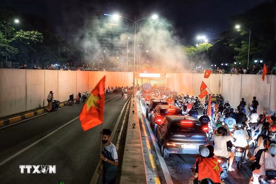 Người dân Hà Nội ăn mừng chiến thắng của đội tuyển Việt Nam. (Ảnh: Phạm Tuấn Anh/TTXVN)
