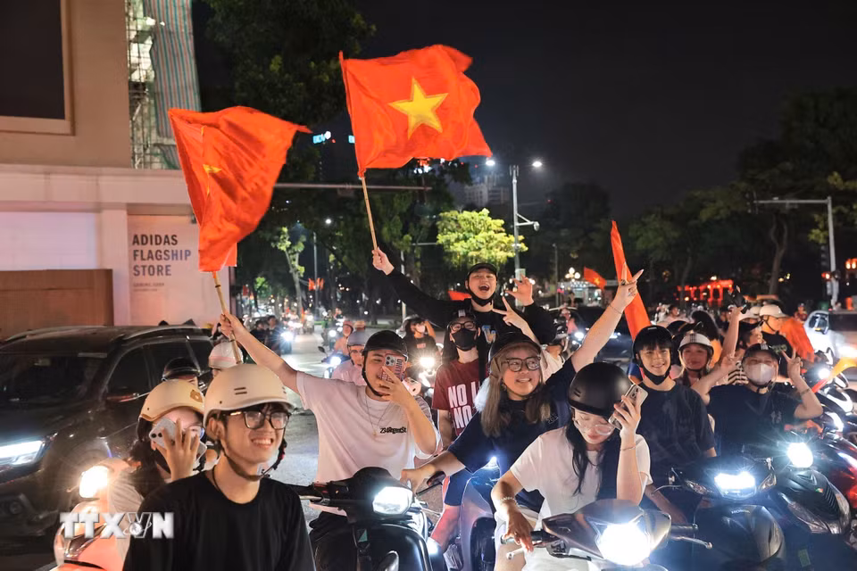 Người dân Thủ đô hòa trong niềm vui chiến thắng của đội tuyển Việt Nam. (Ảnh: Lê Đông/TTXVN)