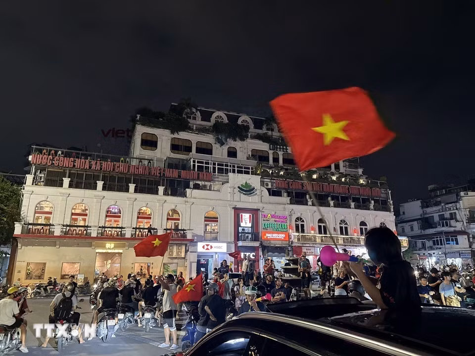 Hà Nội có một đêm không ngủ trong niềm vui chiến thắng của đội tuyển Việt Nam. (Ảnh: An Đăng/TTXVN)