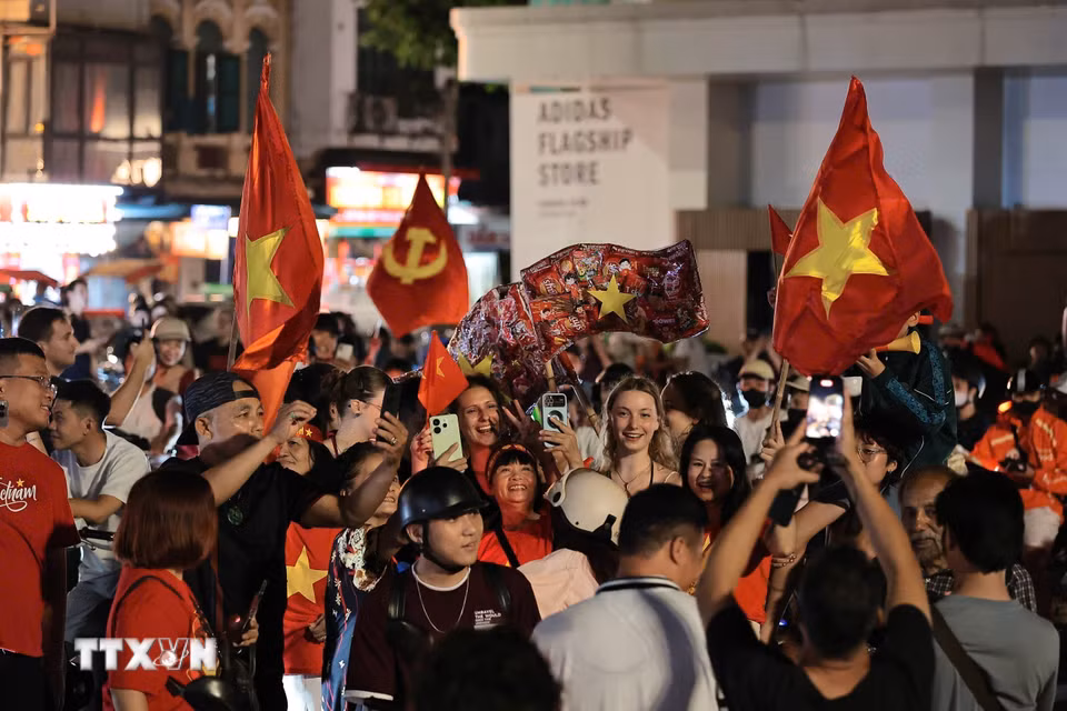 Người dân Thủ đô và du khách hòa trong niềm vui chiến thắng của đội tuyển Việt Nam. (Ảnh: Lê Đông/TTXVN)