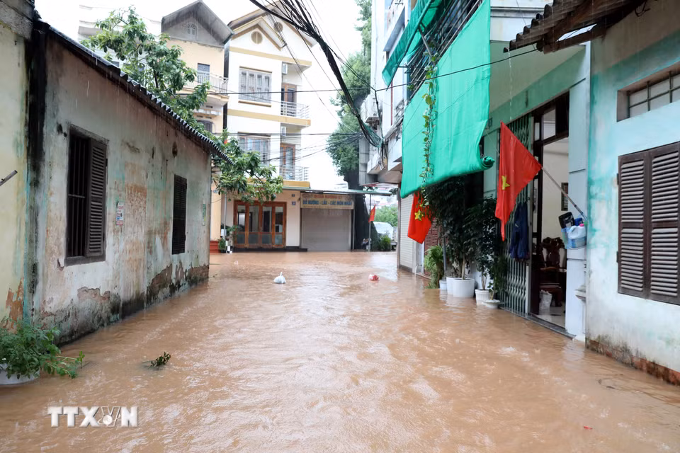 Nước sông Kỳ Cùng dâng cao tràn vào nhà dân ven sông tại phường Lương Văn Tri, tỉnh Lạng Sơn. (Ảnh: Văn Đạt/TTXVN)