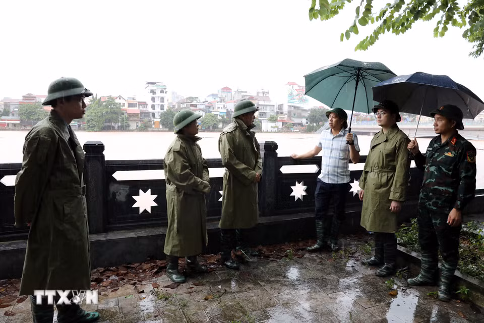 Phó Chủ tịch Thường trực Ủy ban nhân dân tỉnh Lạng Sơn Đinh Hữu Học cùng đoàn công tác kiểm tra mực nước sông Kỳ Cùng. (Ảnh: Văn Đạt/TTXVN)