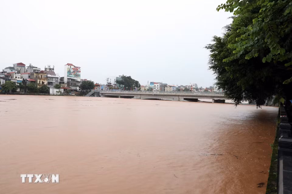 Mực nước sông Kỳ Cùng, tỉnh Lạng Sơn đã gần chạm đỉnh. (Ảnh: Văn Đạt/TTXVN)