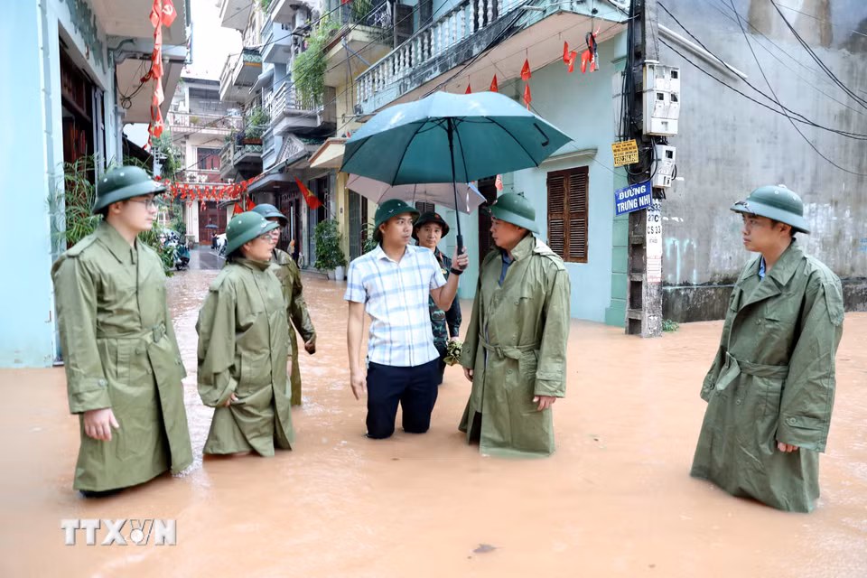 Phó Chủ tịch Thường trực Ủy ban nhân dân tỉnh Lạng Sơn Đinh Hữu Học cùng đoàn công tác kiểm tra công tác ứng phó với mưa lũ trên địa bàn phường Lương Văn Tri. (Ảnh: Văn Đạt/TTXVN)