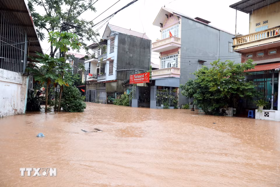 Nhiều nhà dân trên địa bàn phường Lương Văn Tri, tỉnh Lạng Sơn đã bị ngập. (Ảnh: Văn Đạt/TTXVN)
