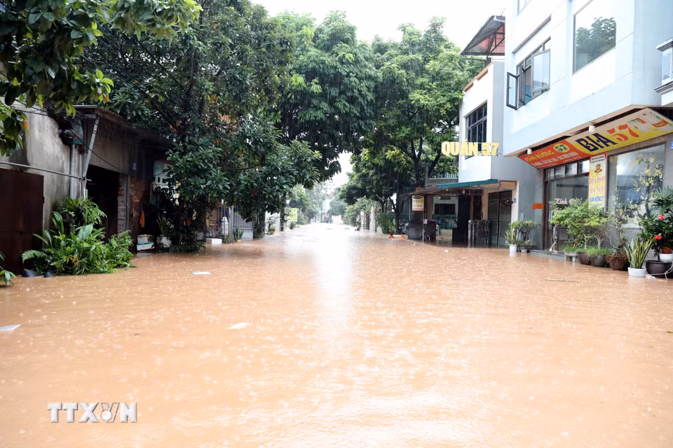 Nước sông Kỳ Cùng dâng cao tràn vào nhà dân ven sông tại phường Lương Văn Tri, tỉnh Lạng Sơn. (Ảnh: Văn Đạt/TTXVN)