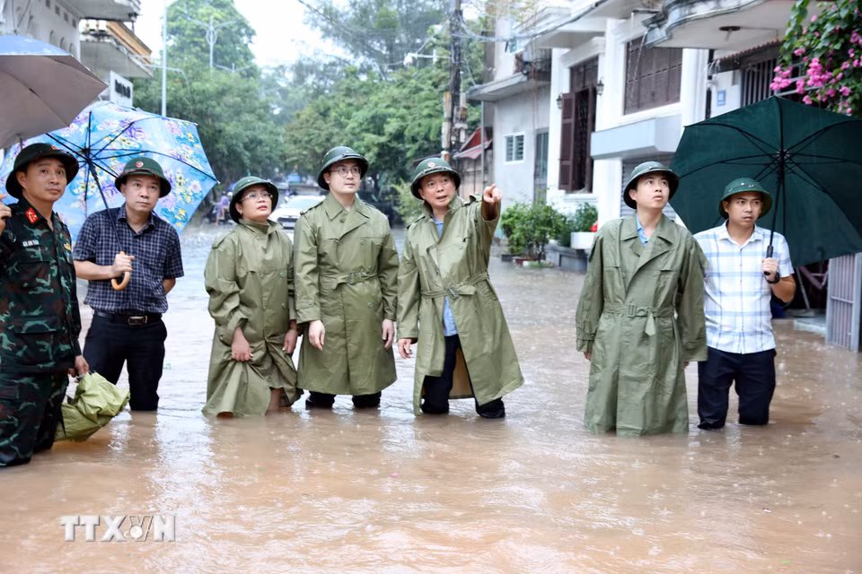 Phó Chủ tịch Thường trực Ủy ban nhân dân tỉnh Lạng Sơn Đinh Hữu Học cùng đoàn công tác kiểm tra công tác ứng phó với mưa lũ trên địa bàn phường Lương Văn Tri. (Ảnh: Văn Đạt/TTXVN)