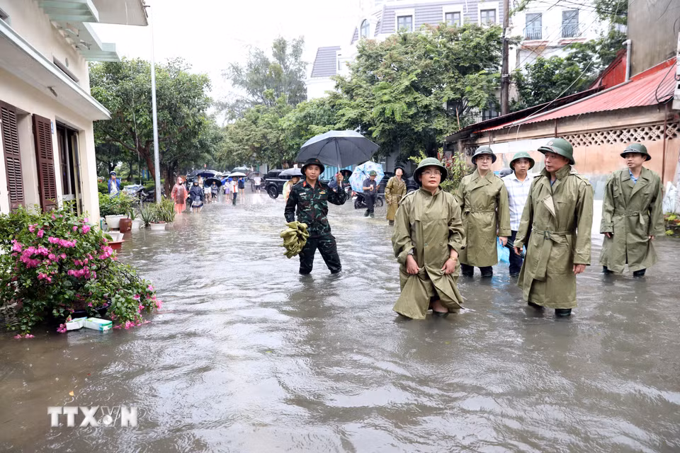Phó Chủ tịch Thường trực Ủy ban nhân dân tỉnh Lạng Sơn Đinh Hữu Học cùng đoàn công tác kiểm tra công tác ứng phó với mưa lũ trên địa bàn phường Lương Văn Tri. (Ảnh: Văn Đạt/TTXVN)