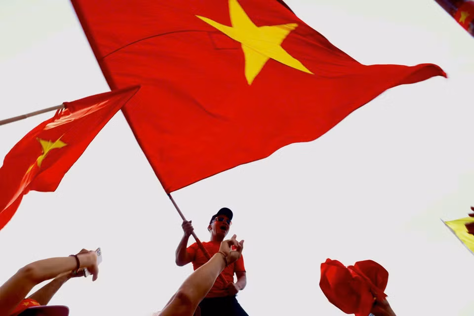 Các cổ động viên ngoài sân Mỹ Đình trước trận chung kết ASEAN Cup 2026 lượt về Việt Nam-Thái Lan. (Ảnh: Quốc Khánh/TTXVN)