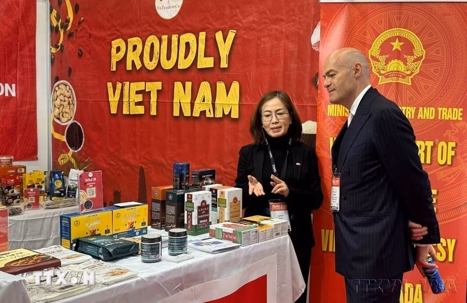 Tổng Giám đốc SIAL Canada Stéphane Thuillier (phải) thăm gian hàng Việt Nam tại Hội chợ thực phẩm quốc tế SIAL Canada, diễn ra từ 29/4 đến 1/5/2026 ở Montreal (Canada). (Ảnh: Hà Linh/TTXVN)
