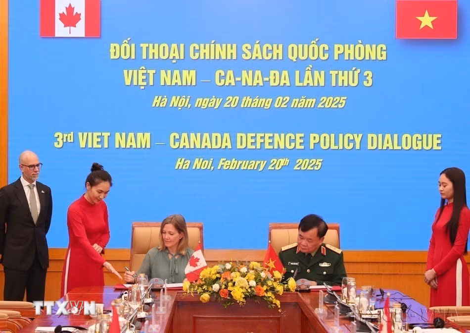Thượng tướng Hoàng Xuân Chiến và bà Stefanie Beck, Thứ trưởng Bộ Quốc phòng Canada ký Biên bản Đối thoại chính sách quốc phòng Việt Nam-Canada lần thứ 3 (Hà Nội, 20/2/2025). (Ảnh: Trọng Đức/TTXVN)