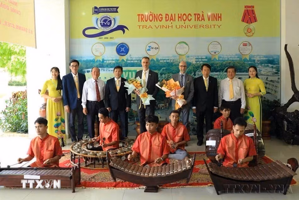 Đoàn công tác của Đại sứ đặc mệnh toàn quyền Canada tại Việt Nam đến thăm và làm việc với trường Đại học Trà Vinh (21/10/2025). (Ảnh: Phúc Sơn/TTXVN)
