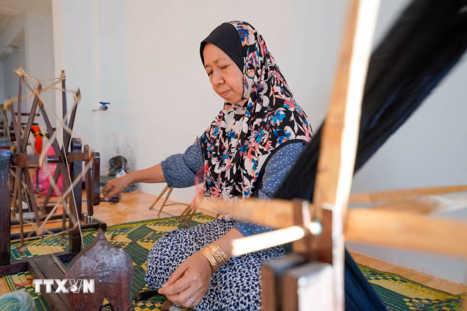 Nghề dệt truyền thống góp phần tạo nên những bộ trang phục mang nét đẹp văn hóa đặc sắc của đồng bào Chăm Islam. (Ảnh: Khánh Hoà/TTXVN)