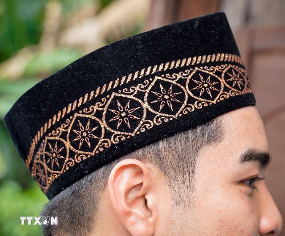 Mũ kapeak là phụ kiện quen thuộc trong trang phục nam giới Chăm Islam, gắn với nếp sống và tín ngưỡng của cộng đồng. (Ảnh: Khánh Hoà/TTXVN)