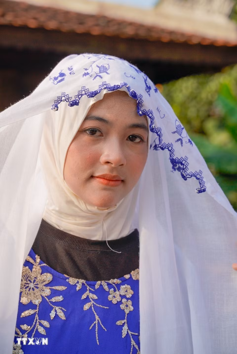 Những chiếc khăn đội đầu như Ma-ôm ( khăn mispok) gắn bó với đời sống thường ngày và các dịp lễ, Tết của phụ nữ Chăm Islam. (Ảnh: Khánh Hoà/TTXVN)