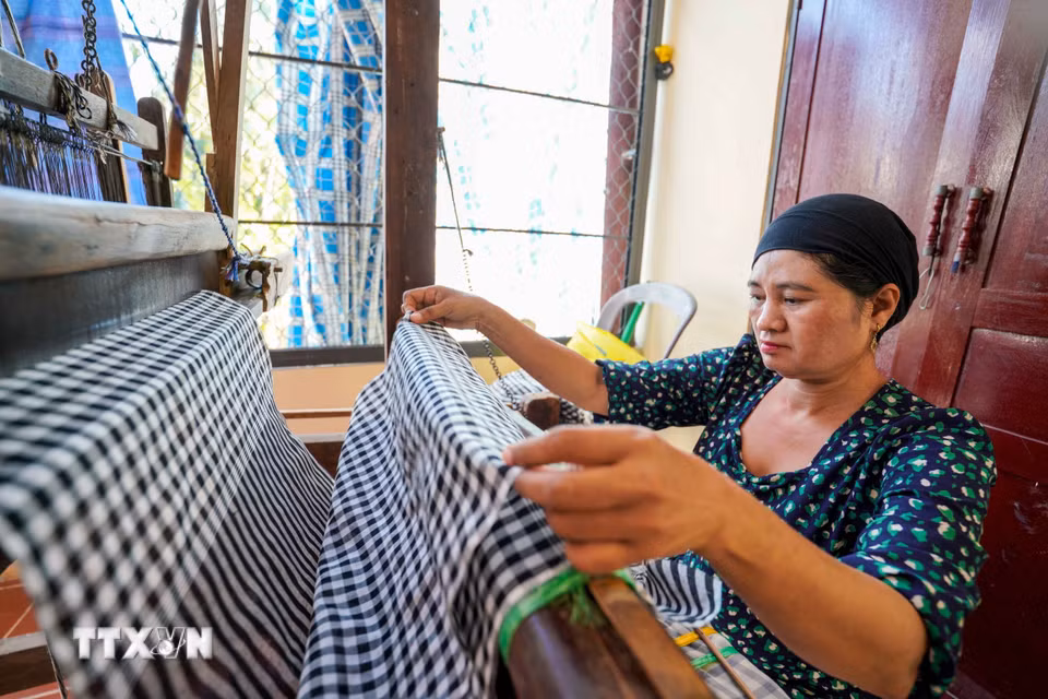 Nghề dệt truyền thống góp phần tạo nên những bộ trang phục mang nét đẹp văn hóa đặc sắc của đồng bào Chăm Islam. (Ảnh: Khánh Hoà/TTXVN)