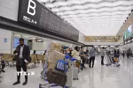 Hành khách tại sân bay Narita, Nhật Bản. (Ảnh: Kyodo/TTXVN)