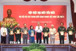 Tổng Bí thư, Chủ tịch nước Tô Lâm tặng chân dung Chủ tịch Hồ Chí Minh cho các đại biểu. (Ảnh: Thống Nhất/TTXVN)