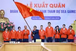 Thủ tướng Phạm Minh Chính trao cờ cho Đoàn thể thao Việt Nam tham dự SEA Games 33. (Ảnh: Dương Giang/TTXVN)