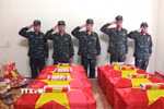 Lãnh đạo Bộ Chỉ huy Quân sự tỉnh Tuyên Quang và Đội Tìm kiếm, quy tập hài cốt liệt sỹ thực hiện nghi thức tưởng niệm các liệt sỹ tại Nhà quàn. (Ảnh: Minh Tâm/TTXVN)