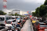 Hàng dài phương tiện nối đuôi nhau hướng về Nhà ga T3 - sân bay Tân Sơn Nhất ngày 29/8/2025. (Ảnh: Tiến Lực/TTXVN)