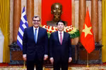 Chủ tịch nước Lương Cường với Đại sứ Hy Lạp Antonios Papakostas tại Lễ trình Quốc thư. (Ảnh: Lâm Khánh/TTXVN)