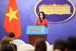 Người phát ngôn Bộ Ngoại giao Phạm Thu Hằng chủ trì họp báo. (Ảnh: An Đăng/TTXVN)