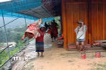 Người dân xã Mường Xén, Nghệ An di dời tài sản đến nơi an toàn. (Ảnh: TTXVN phát)