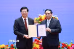 Ông Khưu Dũng, Bí thư Đảng ủy Đại học Thanh Hoa, Trung Quốc trao tặng Thủ tướng Phạm Minh Chính danh hiệu "Giáo sư danh dự Đại học Thanh Hoa." (Ảnh: Dương Giang/TTXVN)