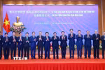 Thủ tướng Phạm Minh Chính và đồng chí Khưu Dũng, Bí thư Đảng ủy Đại học Thanh Hoa, Trung Quốc cùng thành viên đoàn hai nước. (Ảnh: Dương Giang/TTXVN)
