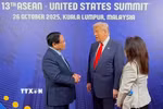 Thủ tướng Phạm Minh Chính gặp Tổng thống Hoa Kỳ Donald Trump tại Hội nghị Cấp cao ASEAN-Hoa Kỳ lần thứ 13. (Ảnh: TTXVN phát)