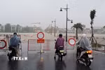 Lũ lên trên báo động 2 gây ngập Đập Đá bờ Nam sông Hương, thành phố Huế. (Ảnh: Nguyên Lý/TTXVN)