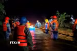 Lực lượng chức năng xã Yang Mao di dời các hộ dân vùng ngập lụt đên nơi an toàn trong đêm. (Ảnh: TTXVN phát)