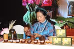 Nghệ nhân Lâm Diệu Linh biểu diễn nghệ thuật pha trà. (Ảnh: TTXVN phát)